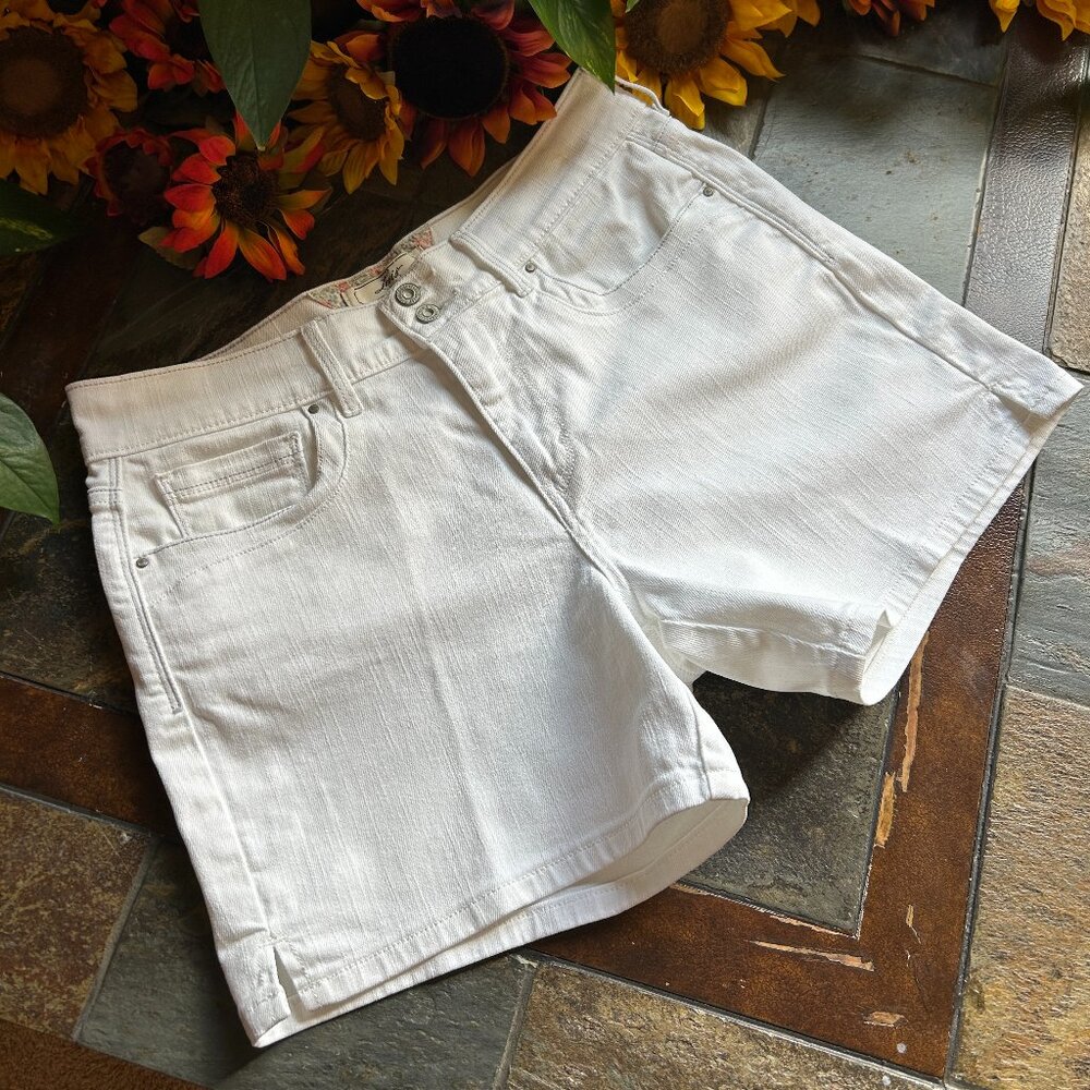 Levi’s Classic Denim Jean Shorts in White, Size 8 (NEW) - Picture 12 of 16
